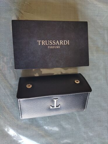 Запчасти для мотоциклов: Trussardi Parfums markasına aid, açarları səliqəli şəkildə saxlamaq