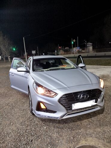 Hyundai: Автомобиль Hyundai Sonata серебристого цвета. Седан среднего размера с