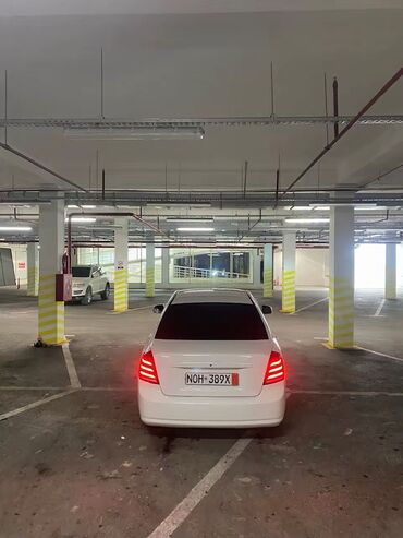 Chevrolet: Daevo Gentra– ağ rəngli sedan Xüsusiyyətlər: - Kuzov: 4 qapılı sedan — 5