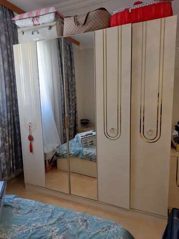 qizil qabi: Açılan, 5 qapı Düz dolab, Qarderob, paltar dolabı
