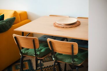 Stolovi: Cena seta: 9.995 RSD (moguća kupovina i odvojeno) Topao, skandinavski — 10