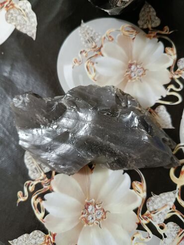 Dekorativ daşlar: Təbii obsidian daş parçaları Məhsulun təsviri: - Vulkanik mənşəli — 10