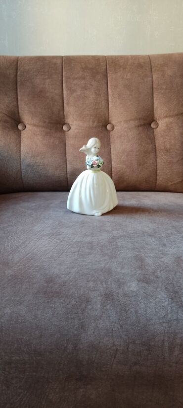 Heykəlciklər: Статуэтка . Девушка с букетом . Высота 16 сантиметров — 8