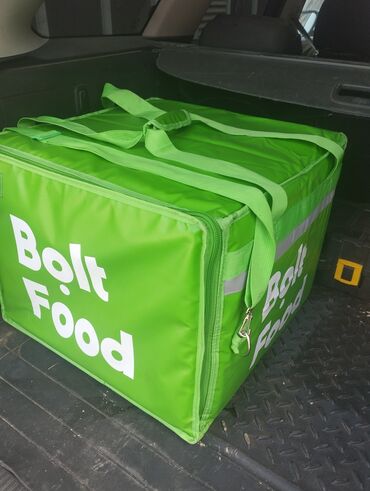 Bolt Food loqosu ilə yaşıl rəngli çatdırılma çantası. Bu çanta qida və