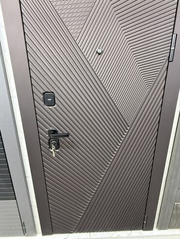 пуфики кованые: Входная металлическая дверь с современным геометрическим рисунком -