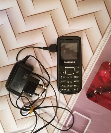 tikanlı tel: Samsung E1100 tam orgnal telefon du zaryatdqa yaxşı saxlyir Adaptor