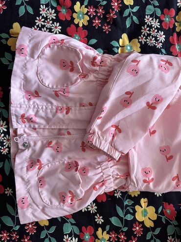 Верхняя одежда: Вещи на девочку. Куртка больше как ветровка на мягком флисе. Размер — 2