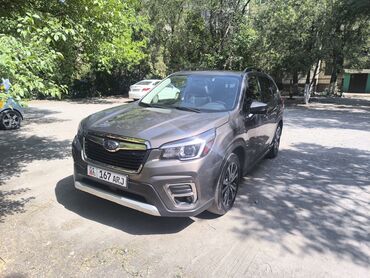 субару форестер 2018: Кроссовер Subaru Forester в цвете "металлик" с черным салоном