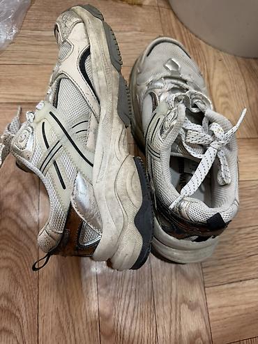 кеды converse: Набор вещей и обуви: 1) Кроссовки бело‑серые с черными вставками и — 1