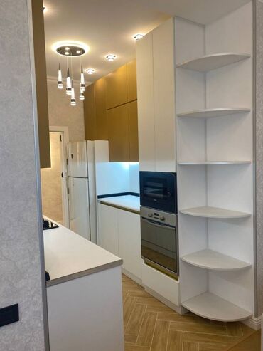 Uzunmüddətli kirayə mənzillər: Sahil metrosuna yaxın, köhnə tikili, 5 mərtəbəli binanın 4-cü — 7