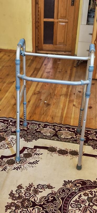 dirsək alti: Tənzimlənən hündürlüklü yerimə dəstəyi (walker) təqdim olunur. Məhsul — 1