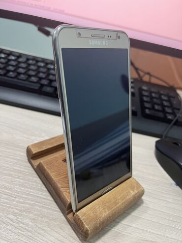 телефон j7: Samsung Galaxy J7, Б/у, 32 ГБ, цвет - Бежевый, 2 SIM