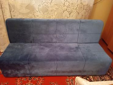 Divanlar: Mavi rəngli, minimal dizaynlı yumşaq divan. - Material: zərif, məxmər — 2