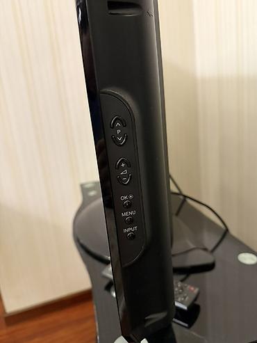tv box kanallar: LG LCD/LED televizor, təxminən 37–42” diaqonal ekran. Qara korpus — 3
