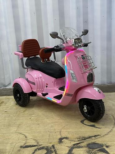 подростковые самокаты: Детский электроскутер-трицикл (стиль Vespa), 2 посадочных места — 4
