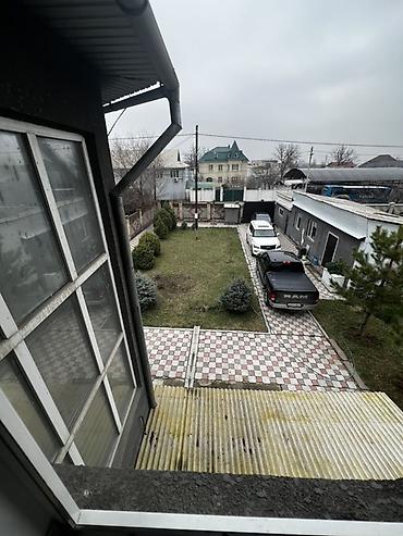 Долгосрочная аренда домов: Дом с участком и благоустроенным двором - Ухоженная территория — 1