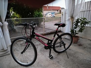 lektira za treci razred vulkan: Bicikl marke Adria sa ramom u crnoj boji sa ružičastim detaljima