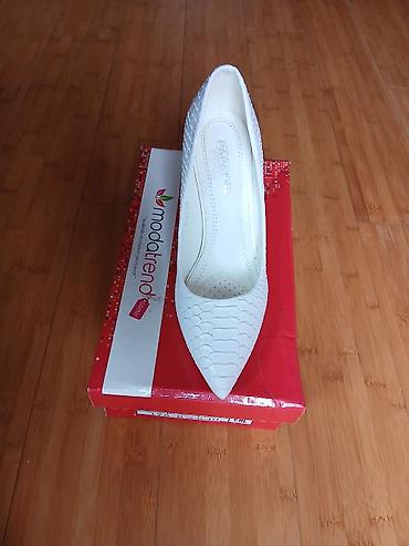 converse ayaqqabı: Ağ rəngli qadın tuflisi, zərif və klassik dizaynda təqdim olunur — 1