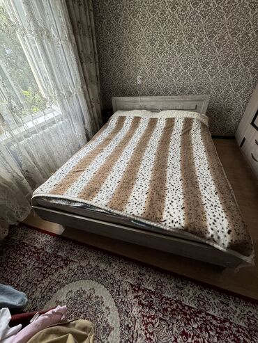 продаю спальный кровать: Уктоочу бөлмө гарнитуру, Эки кишилик керебет, түсү - Саргыч боз, Колдонулган