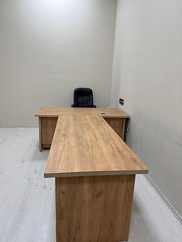 Ofis dəst mebeli: Ofis mebelləri dəsti - Resepsiyon stolu: Ön hissəsi ağ və taxta — 2