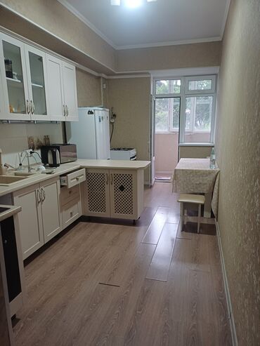 срочно продаётся 1 комнатная квартира в районе ошского рынка по улице молодая гвардия токтогула: Срочно продаем 1квартиру по квадратуре 2 кв, с лоджией из кухни. в