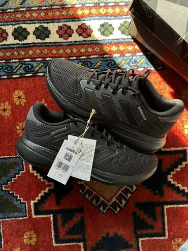 kisi pencekleri: Qara rəngli Adidas idman ayaqqabıları. Hava keçirən tor materialı