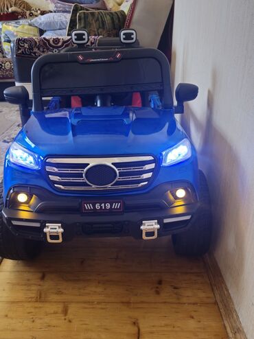Akkumulyatorlar: Uşaq üçün elektrikli maşın – mavi rəngdə, yolsuzluq üslublu “Super Car
