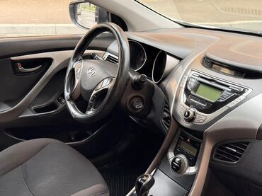 Hyundai: Hyundai Elantra sedan, ağ rəng, 5 yerlik, şəhər və tras üçün əlverişli — 12