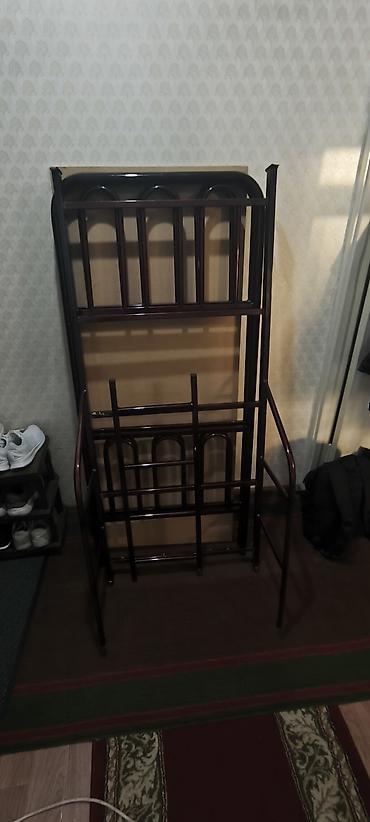 bunk bed: Металлическая двухъярусная кровать, цвет бордовый, кровать — 1