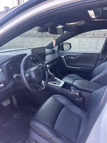 2 8: Toyota RAV4: 2024 г., Гибрид — 8