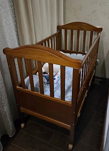 детские кроватки 3 в 1: Детская приставная кроватка, Б/у, С колесиками, цвет - Коричневый — 1