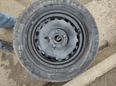 Tyres & Wheels: 195 65 R15 4 Felne sa gumama Mišelin i rad-kapnama Škoda. Sve se vidi