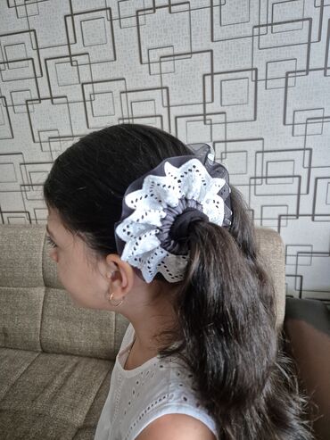 tek qaş: Şifon və atlas materialdan hazırlanmış saç rezinləri (scrunchie)