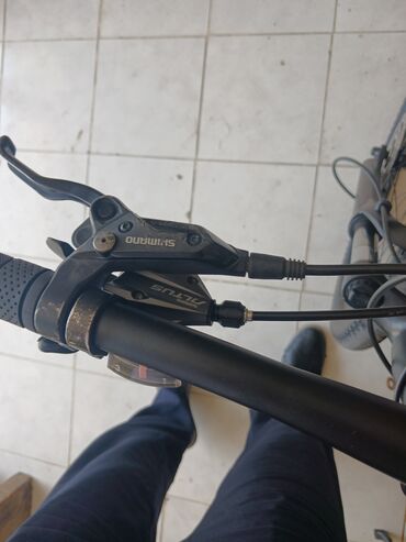 qaşıq dəstləri: Qara rəngli, Shimano Altus əyləc dəstəyi olan velosiped. Dəstək rahat