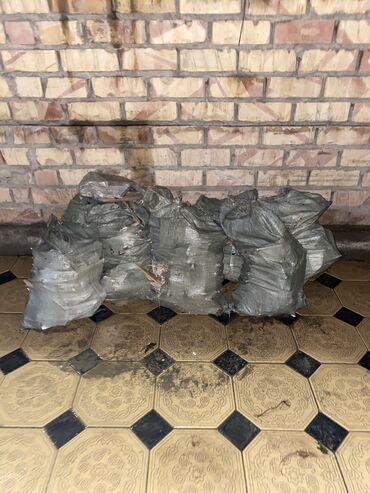 нужна помощь: Отдам даром. Керамическая плитка (осколки) в мешках. Осталось 8