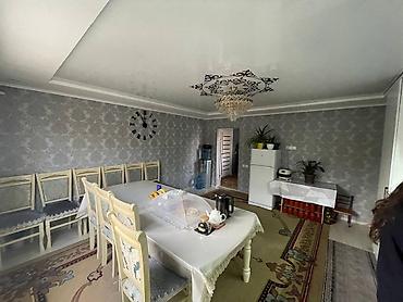 Продажа комнат: Дом 5 комн. - Большая гостиная: светлые стены с фактурными обоями — 5