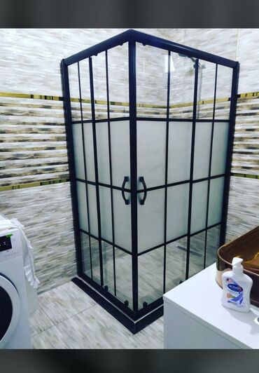 Dam örtükləri: Dəbli qara çərçivəli künc duş kabinəsi, müasir hamam otaqları üçün