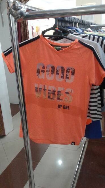детский спортивный купальник: Narıncı rəngli qısaqol T‑shirt. Ön hissədə “GOOD VIBES” yazısı və