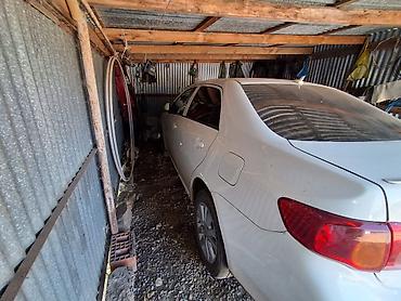 Toyota: Toyota Corolla sedan - Korpus: 4 qapılı sedan, ağ rəng - Nəsil — 3