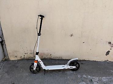 2 tekerli scooter: Şəhər üçün mexaniki (elektriksiz) skuter - Rəng: ağ, qara detallar - — 1