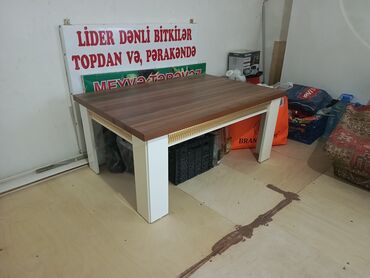 Mebel: Qıraqları qızılı əl işləməsi təmiz mübeldən yığılıb