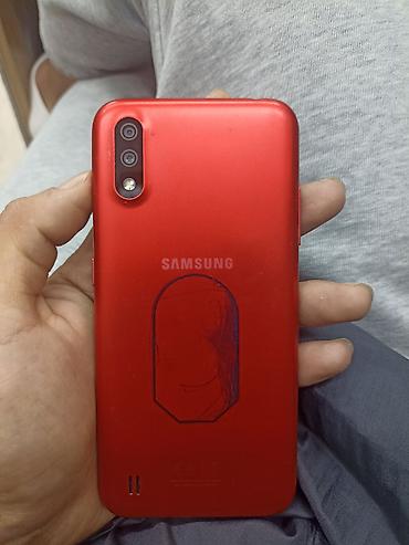 Смартфон Samsung (серия Galaxy A) в красном цвете. маленький удобный