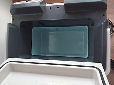 ceo set: Ručni frižider, 12V i 220V
Hladi i greje. 
Kapacitet 12l
Bukvalno nov — 6