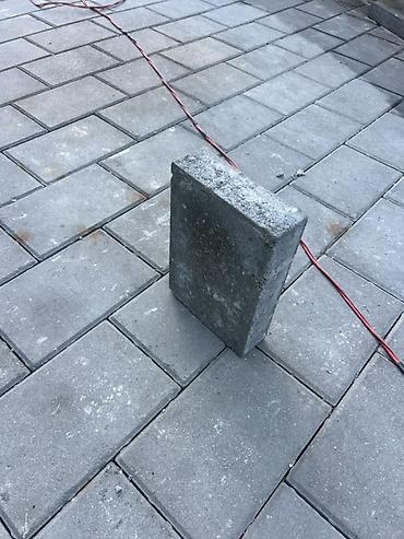qlobus bar: Beton səki daşları (pavers) – boz rəng - Ölçü: təqribən 20 x 10 sm — 2