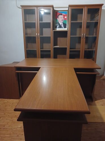 бу кресла офисные: Ofis üçün nəzərdə tutulmuş bu mebel dəsti, iki şüşəli kitab şkafı, bir