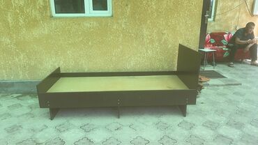 Односпальные кровати: Продаю односпальную кровать состояние хорошее с матрасом