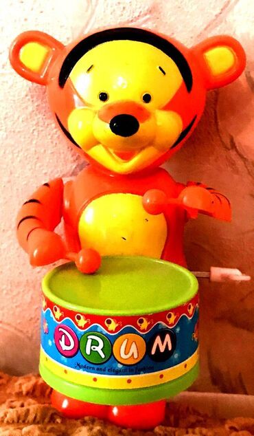 Продается механическая игрушка с заводным механизмом, необычная
