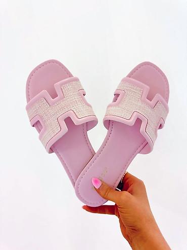 ugg sunjalice: Kultni "H" dizajn u najnežnijoj roze nijansi sa elegantnim — 2