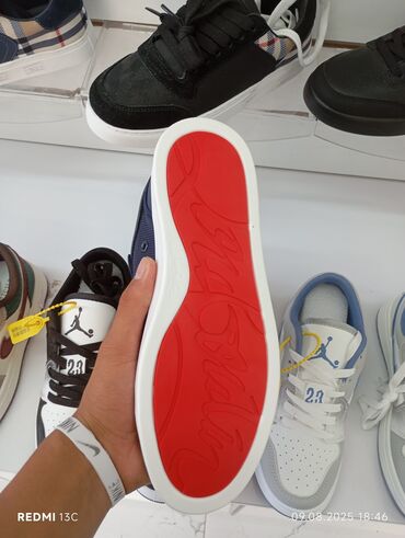 адидас спортивный костюм: Эркектердин кроссовкасы, 44, Christian Louboutin, Жаңы, түсү - Кара, Акылуу жеткирүү