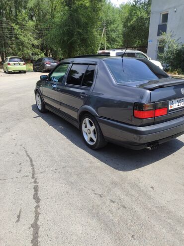 купить фронтальный погрузчик бу: Volkswagen Vento: 1992 г., 2 л, Механика, Бензин, Седан